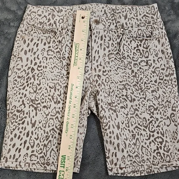White House Black Market Leopard Print MidRise Skinny Crop Bermuda Shorts Size6 - Picture 8 of 9